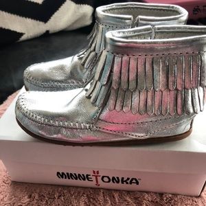 Minnetonka Aria Silver Boots with Fringe (size 12)